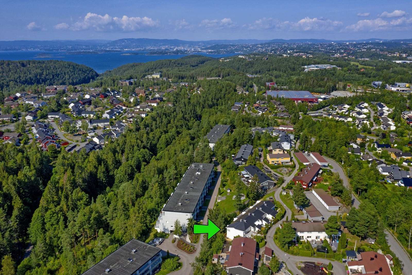 Sentralt beliggende bolig med kort vei til Oslo og badeplasser langs Oslofjorden/Bunnefjorden - 5 min. gange til bussholdeplass (ca 25 minutter til Oslo sentrum med hyppige avganger) - ca 15 min med bil til Oslo sentrum Galleribilde