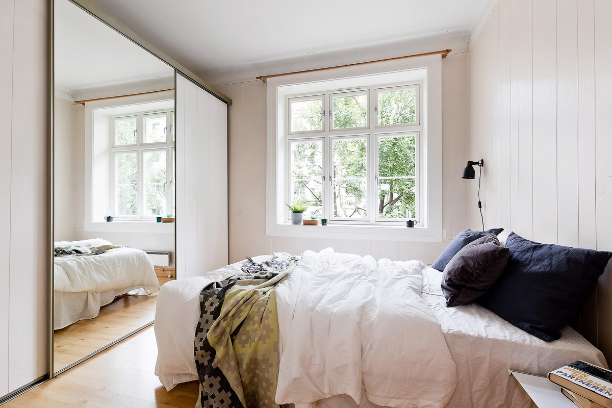 Stort og lyst soverom. Her er det god plass til dobbeltseng, nattbord og godt med oppbevaringsplass i skyvedørsgarderobe (medfølger) Galleribilde