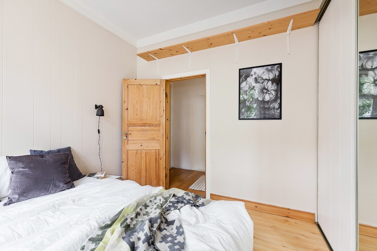 Mye oppbevaringsplass i skyvedørsgarderobe Galleribilde