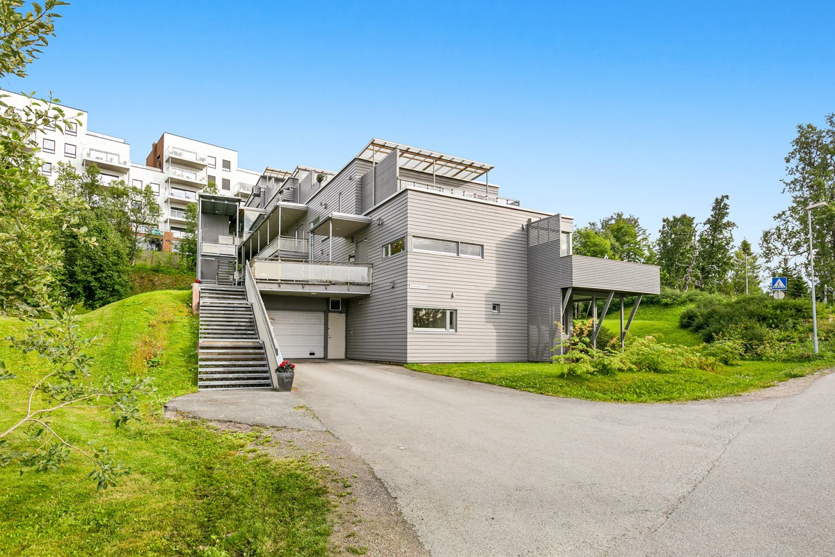 Det er parkering i byggets underetasje