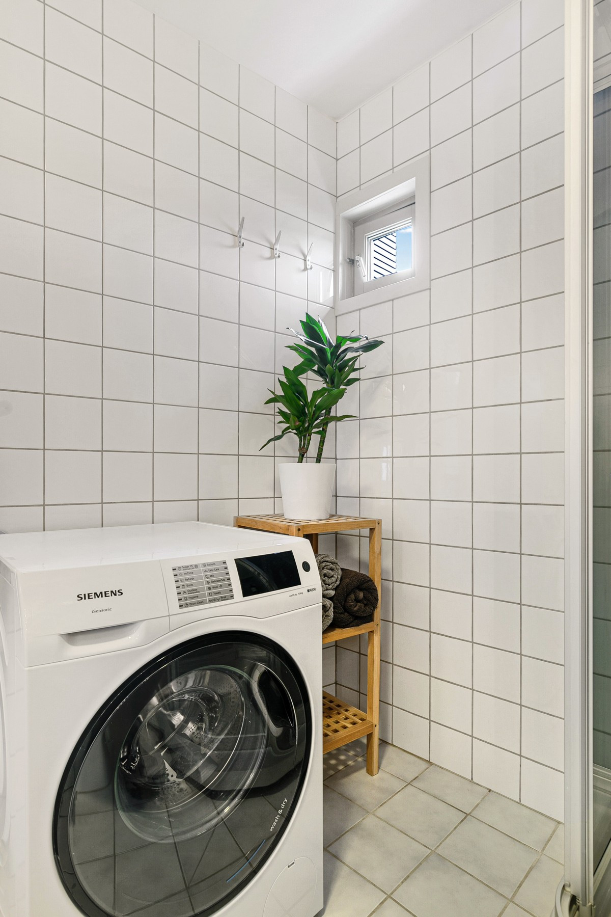 På badet er det opplegg for vaskemaskin