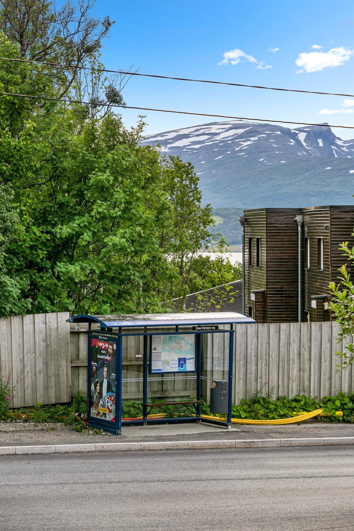 Det er gode bussforbindelser i området med hyppige avganger både mot Tromsø sentrum og Langnes handelspark