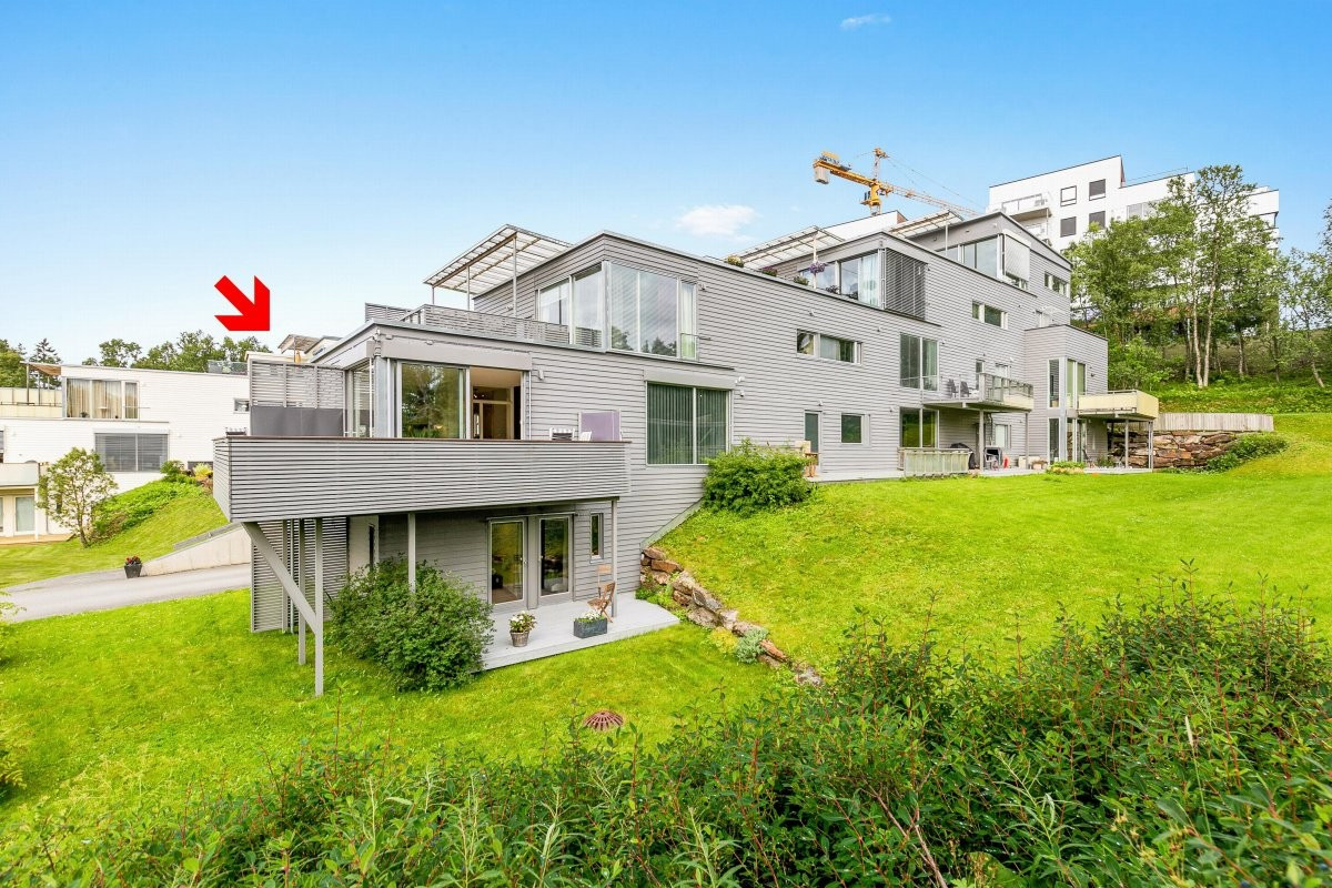Velkommen til Alvevegen 13 - en moderne og stilfull frontleilighet med 3 soverom og parkering!