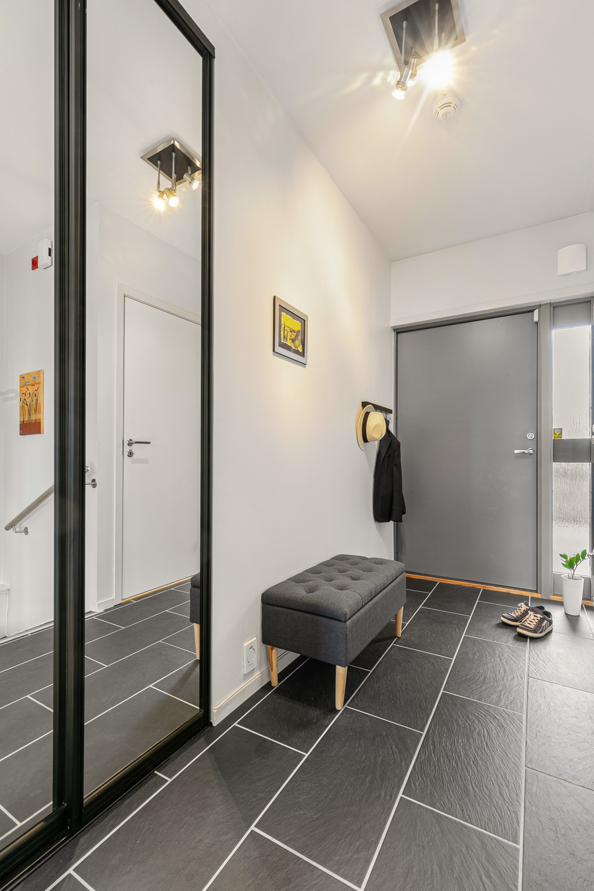 Gode oppbevaringsmuligheter i praktisk skyvedørsgarderobe i gang