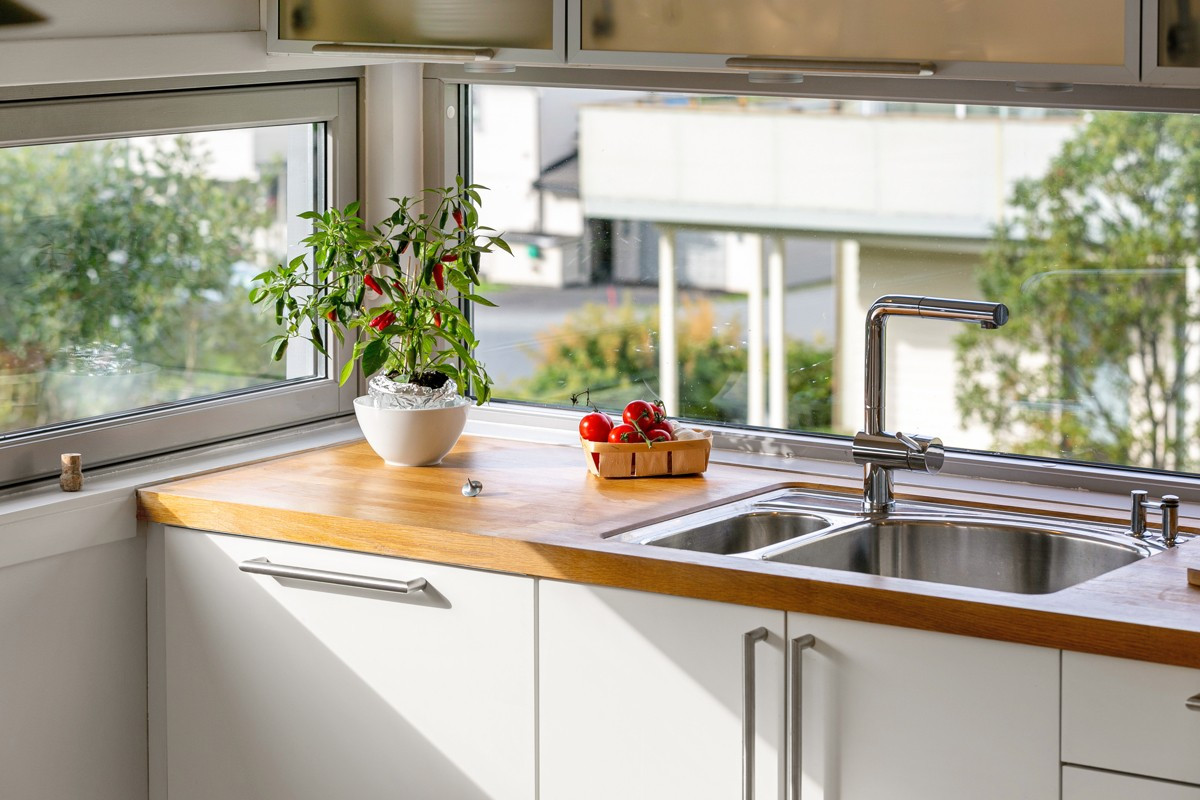 Et lyst og hyggelig kjøkken med godt innslipp av naturlig lys!