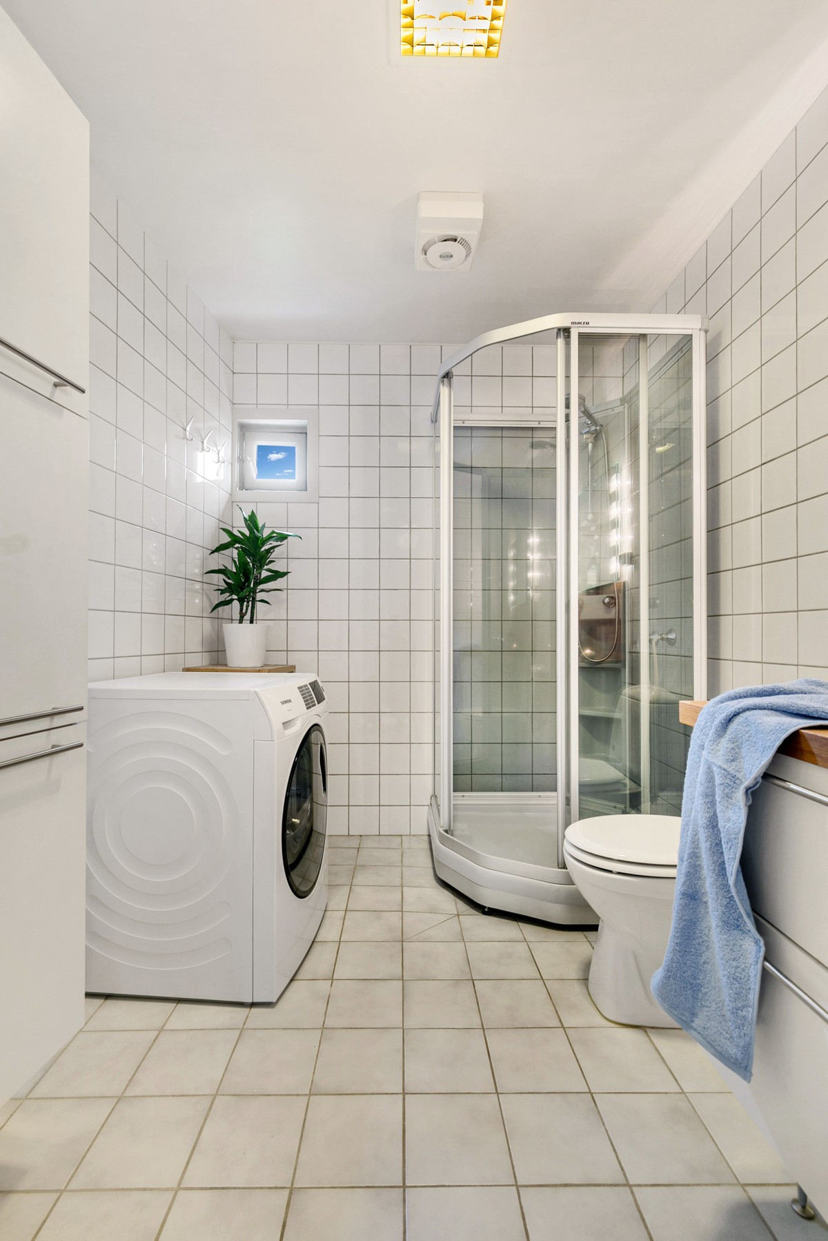 Badet i 1.etasje er komplett flislagt