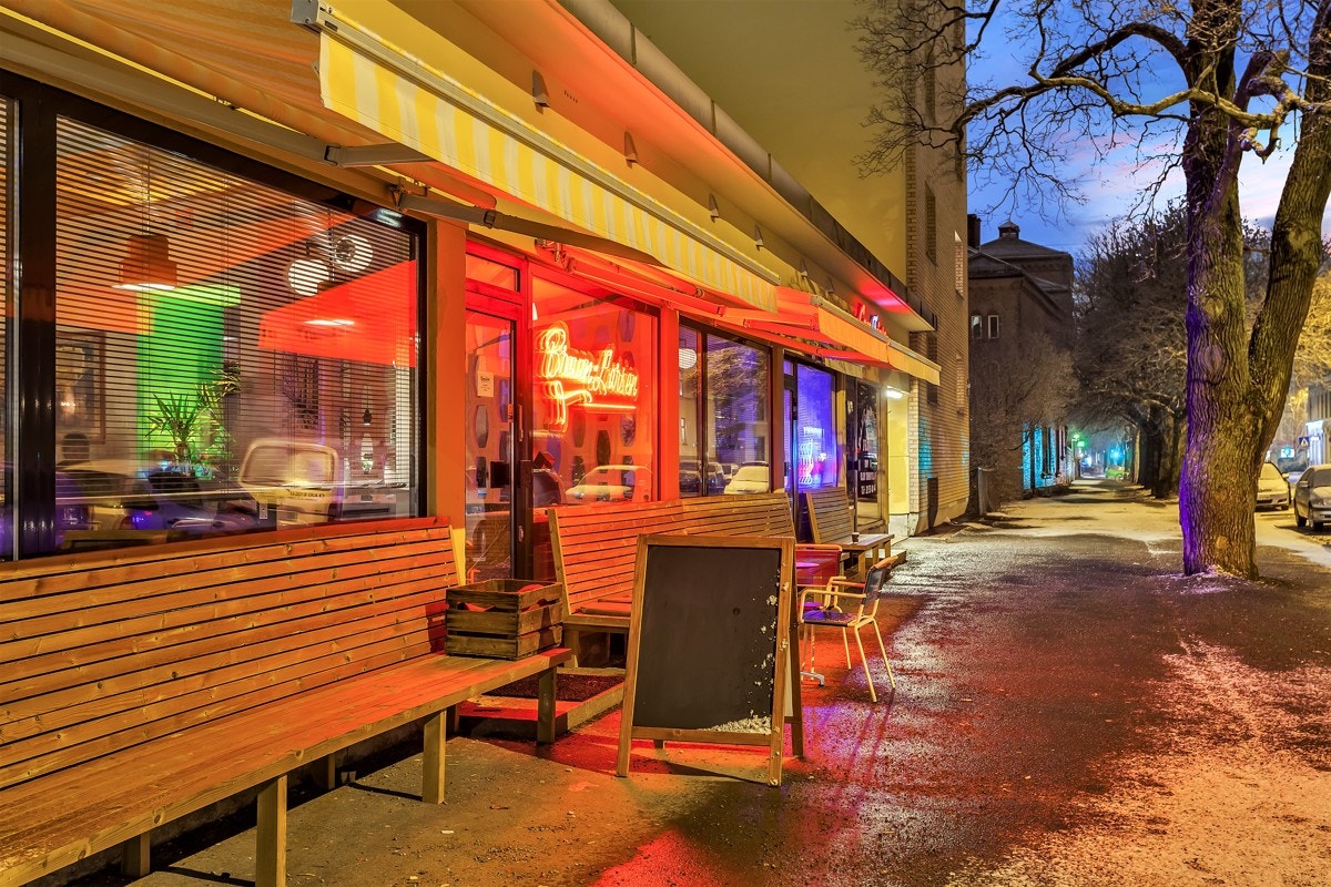 Populære "vannhull" i området er nabolagsbaren Bruun-Larsen, med biljard og øl. Galleribilde