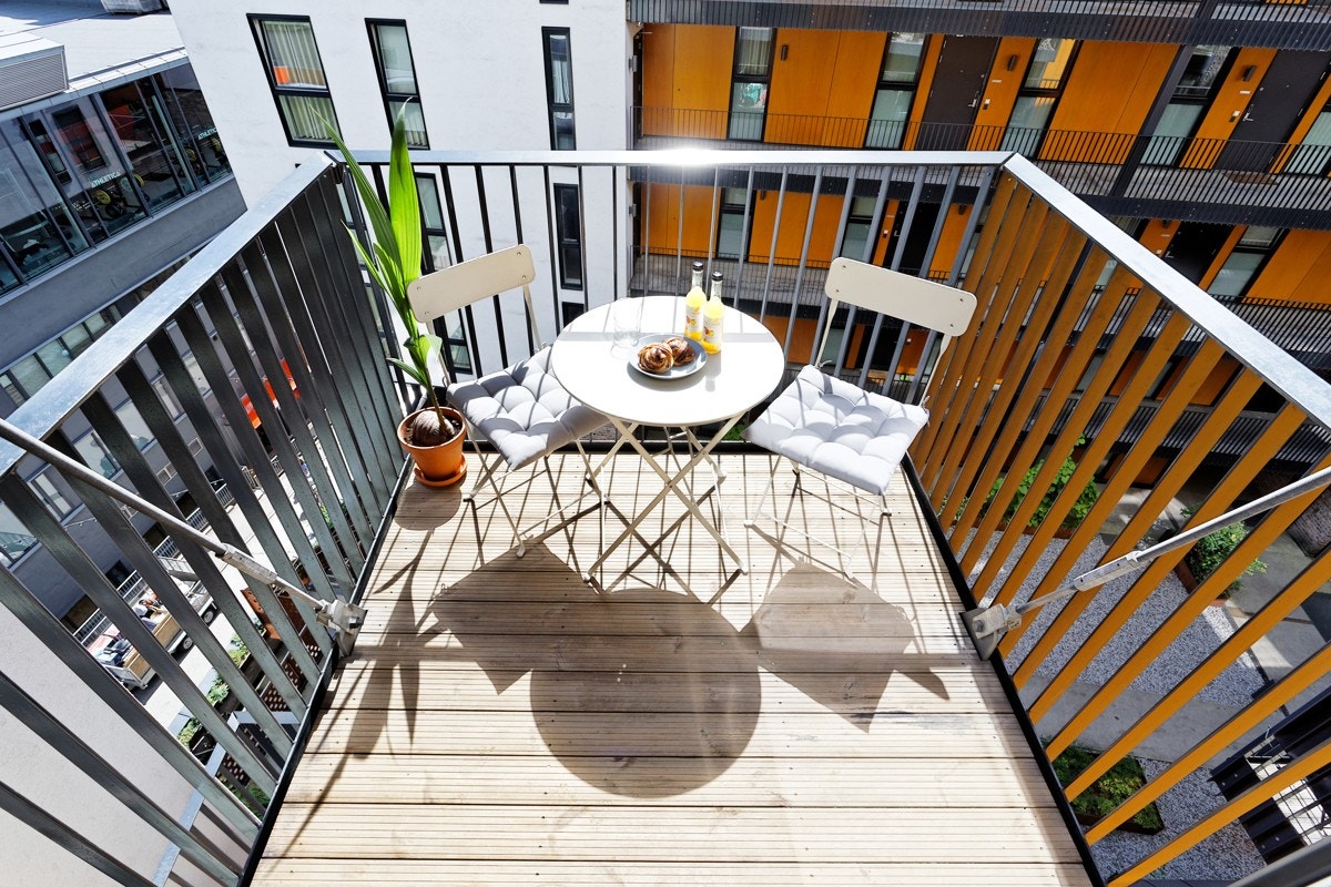 Balkongen har god plass til balkongmøblement Galleribilde