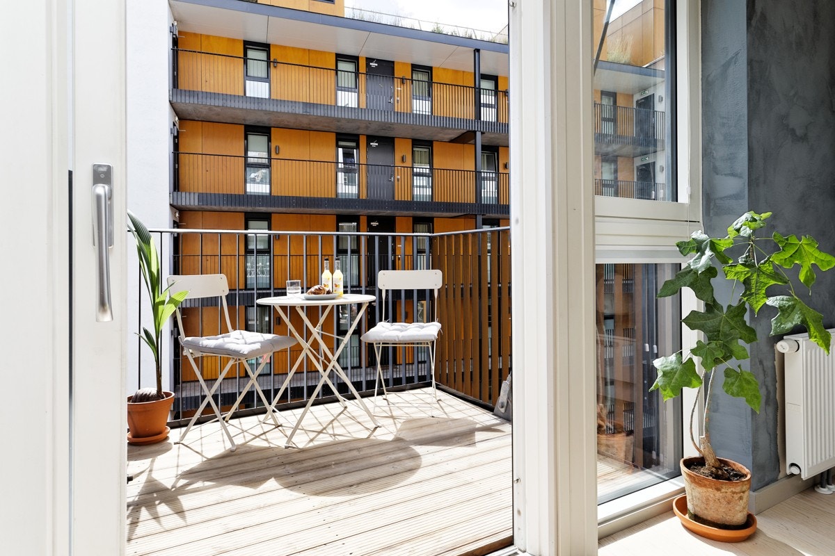 Balkongen gir en flott forlengelse av stuen på sommerhalvåret Galleribilde