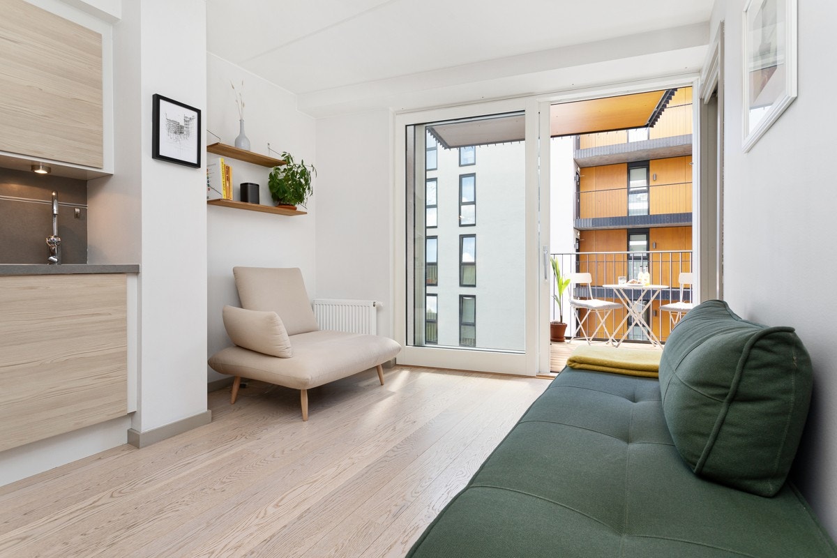 Fra stuen har leiligheten tilgang til en flott balkong Galleribilde