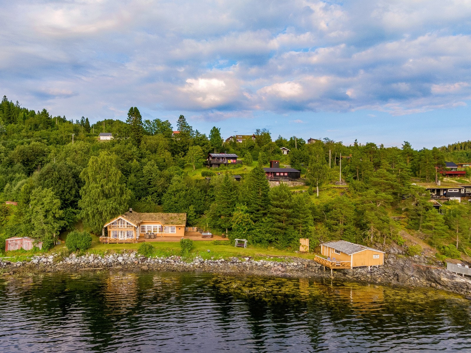 Lise Alstad ved EiendomsMegler 1 har den glede å presentere:
Hesttrøa 16 Galleribilde
