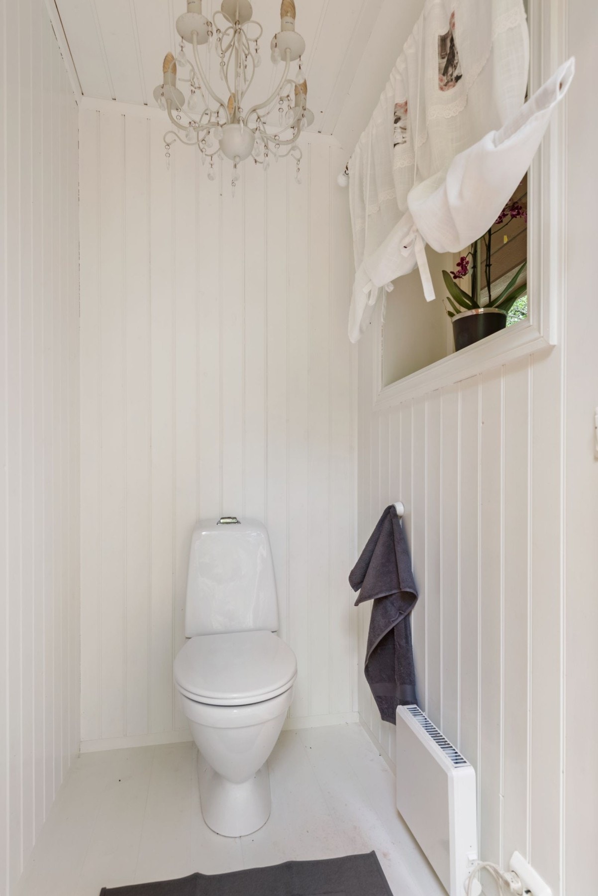 Separert toalett med direkte utgang til terrasse. Galleribilde