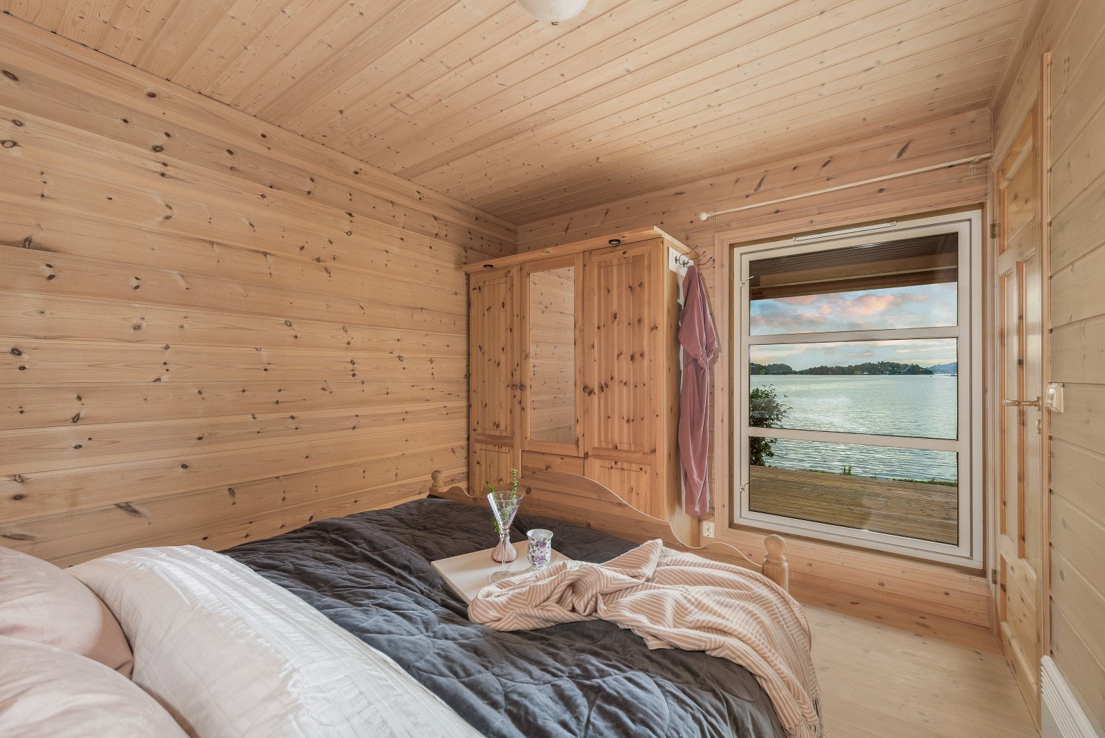 Innbydende hovedsoverom med flott utsikt. Galleribilde