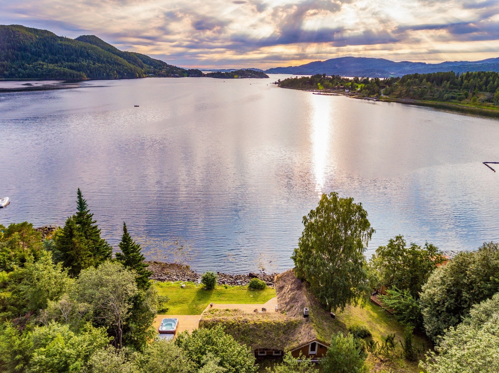 Eiendommen har en nydelig beliggenhet helt nede ved sjøen, åpent, solrikt og flott utsikt utover fjorden. Galleribilde