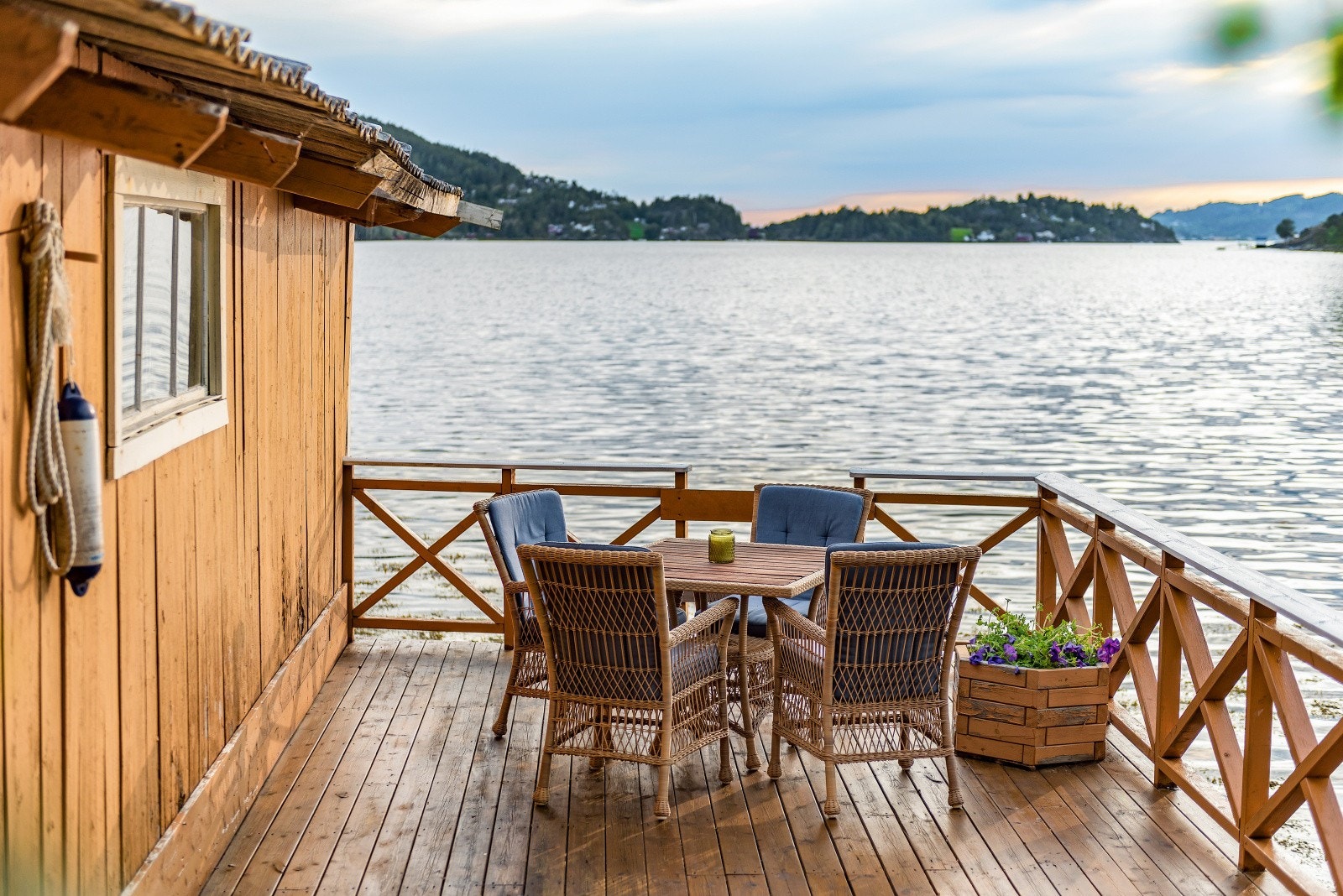 Eiendommen har eget naust med mulighet for brygge og feste til blåse i sjøen. Galleribilde