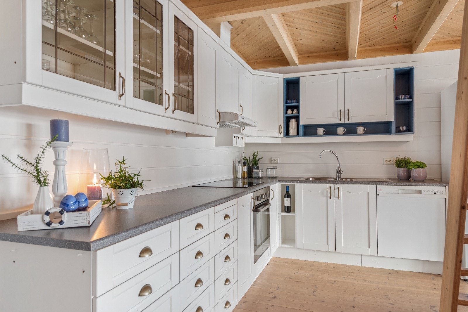 Moderne kjøkken med rikelig av skap og benkeplass. Galleribilde