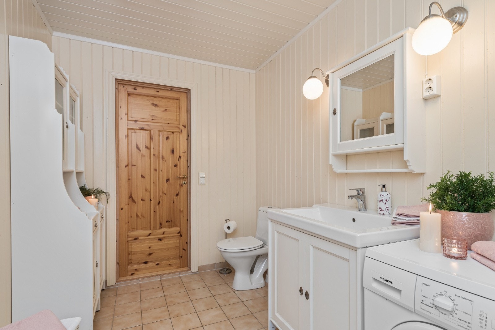 Lyst og romslig baderom med dusjhjørne. Galleribilde