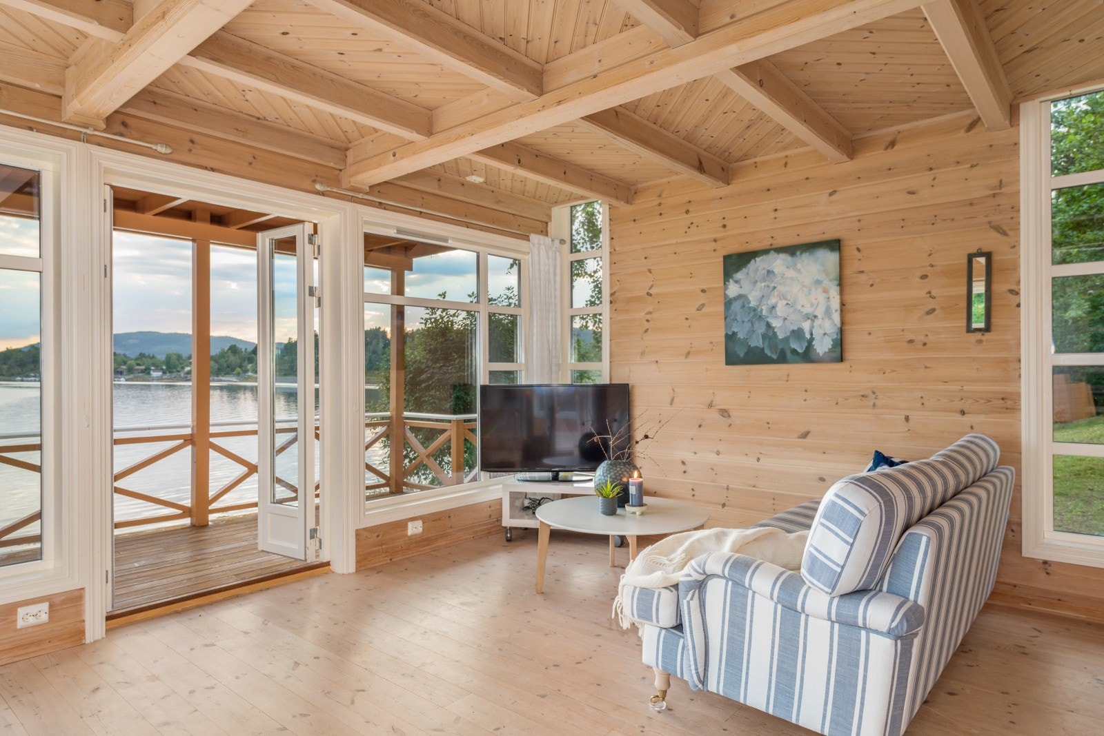 2 verandadører gjør terrassen lett tilgjengelig fra stuen. Galleribilde