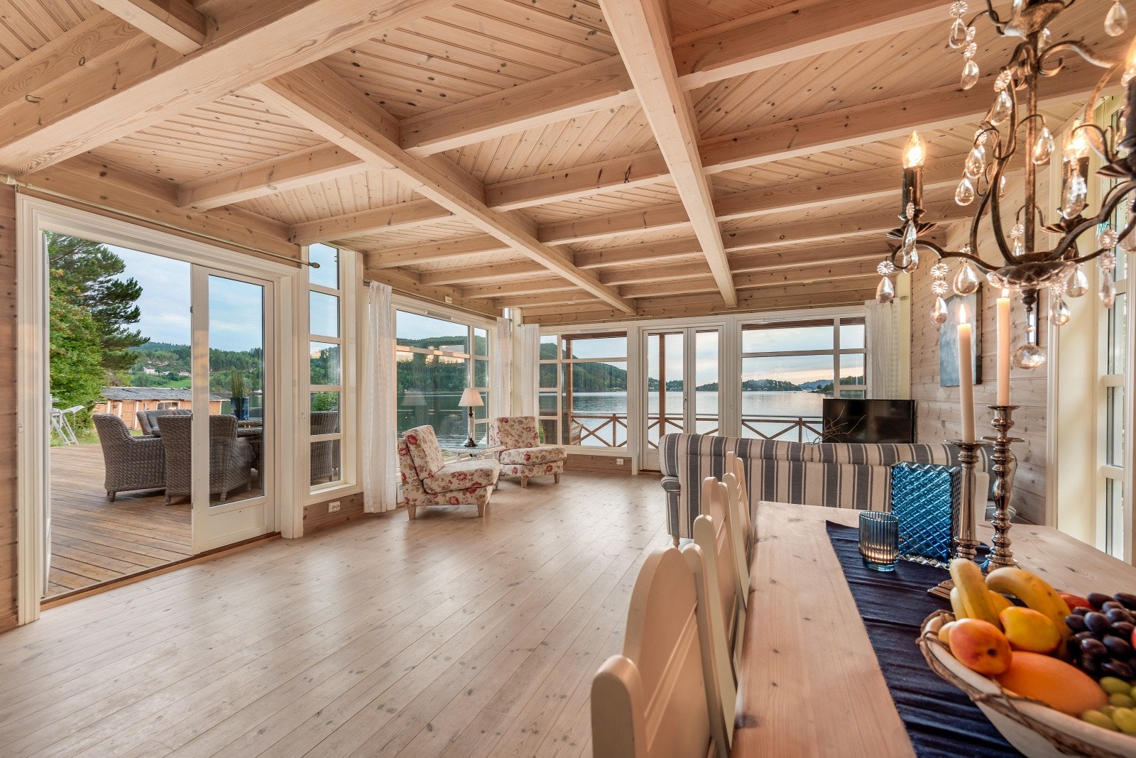 Lys og innbydende stue med flere møbleringsmuligheter. Galleribilde