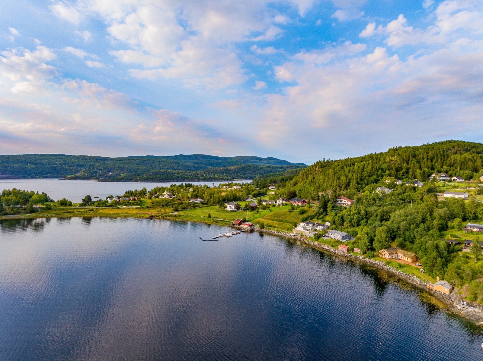 Vakre Lofjorden i Åsenfjorden er kjent for sitt lune klima. Galleribilde