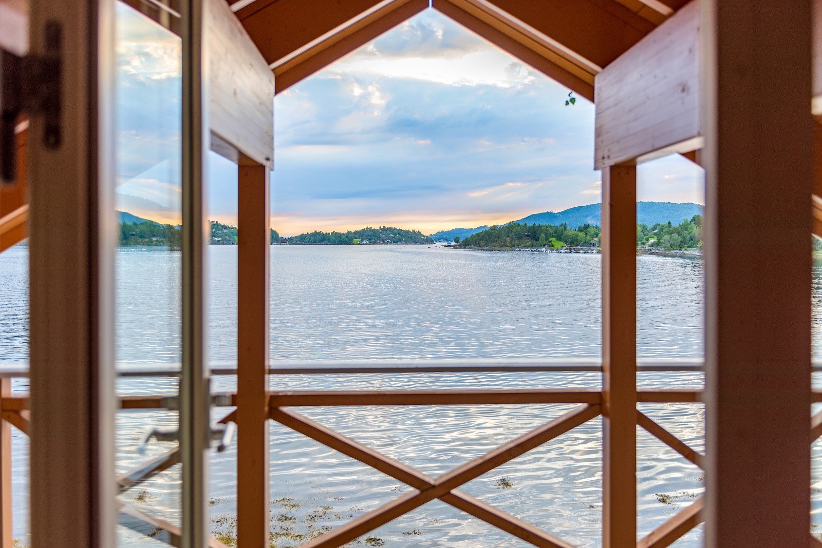 Praktfull utsikt utover Lofjorden fra loftstuen. Galleribilde