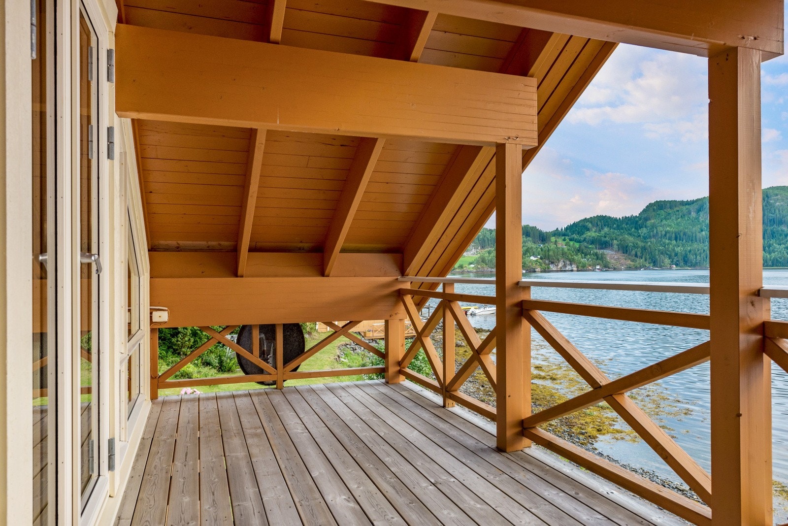 Direkte utgang til balkong fra loftstuen. Galleribilde