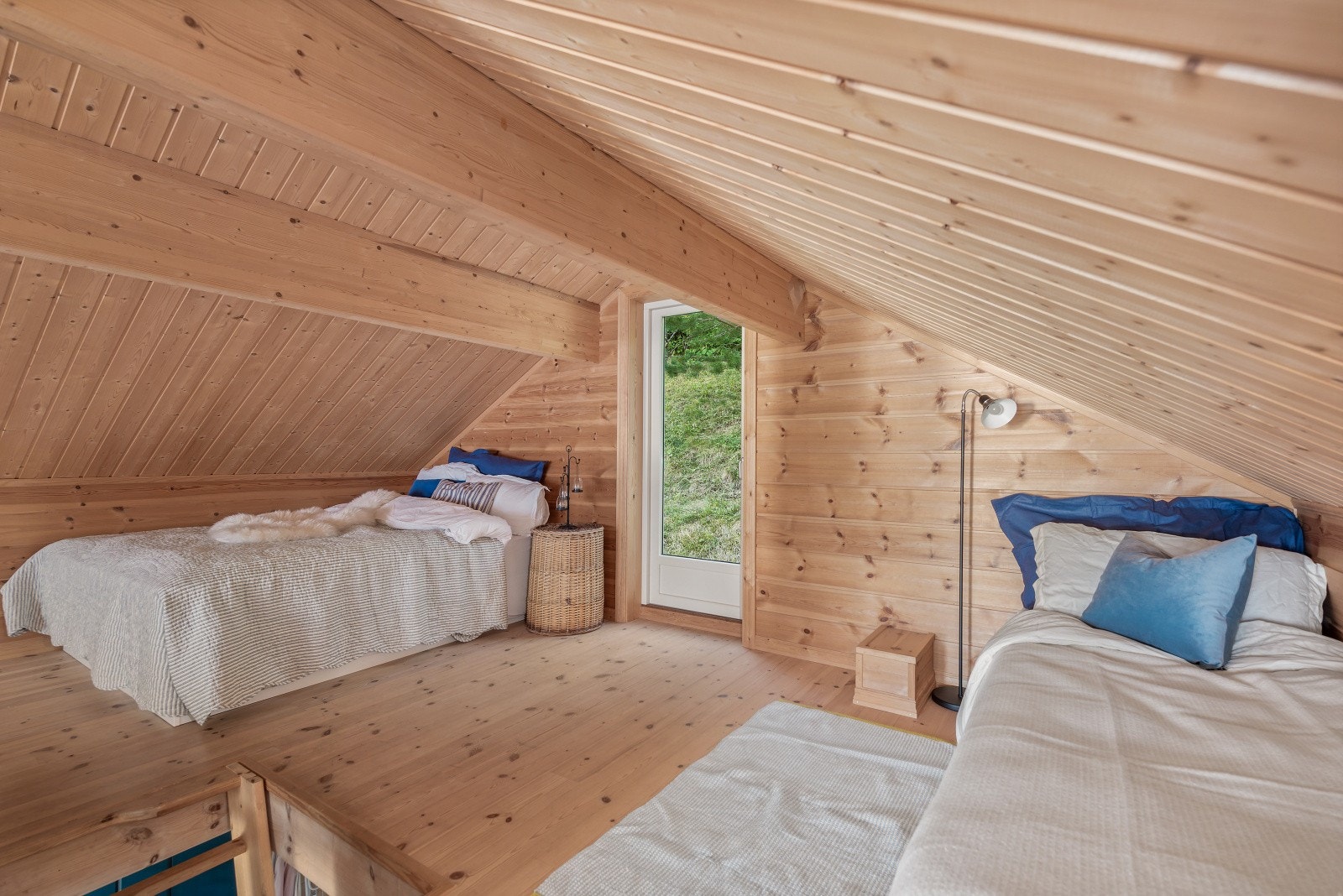 Det er muligheter for flere sengeplasser på loft. Her er det også direkte utgang til bakkeplan i bakkant. Galleribilde
