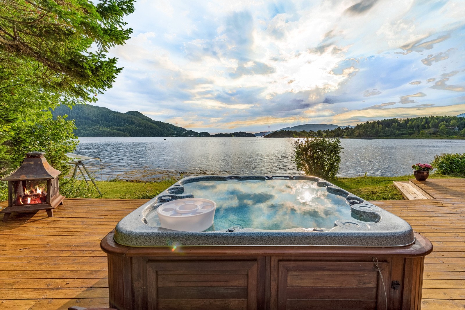 En helt fantastisk beliggenhet helt nede ved sjøen, med en magisk utsikt. Galleribilde