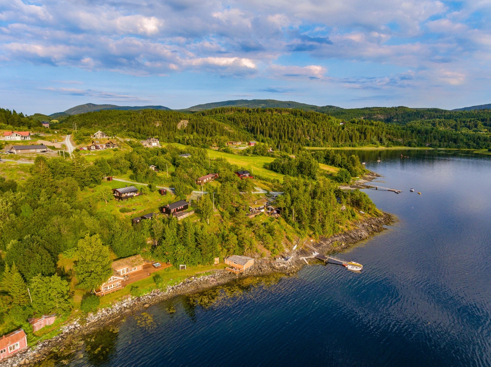 Dronefoto over eiendommen og området. Galleribilde