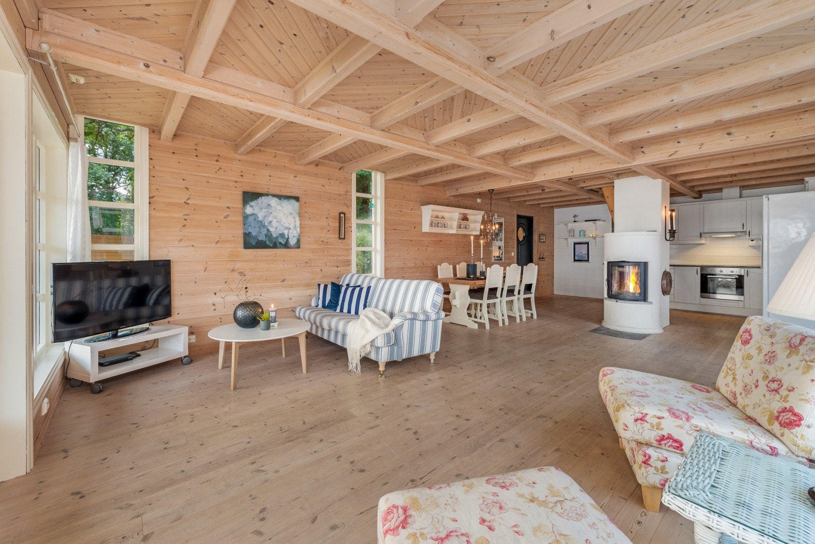 Åpen stue og kjøkken løsning på 45,5 kvm. Galleribilde