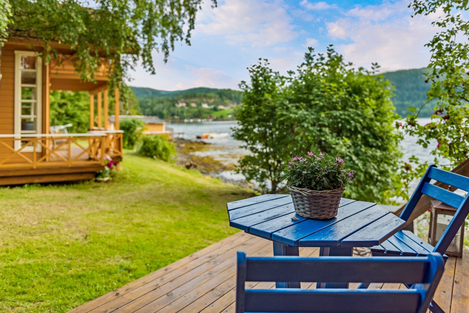 En av de mange solrike uteplassene. Galleribilde