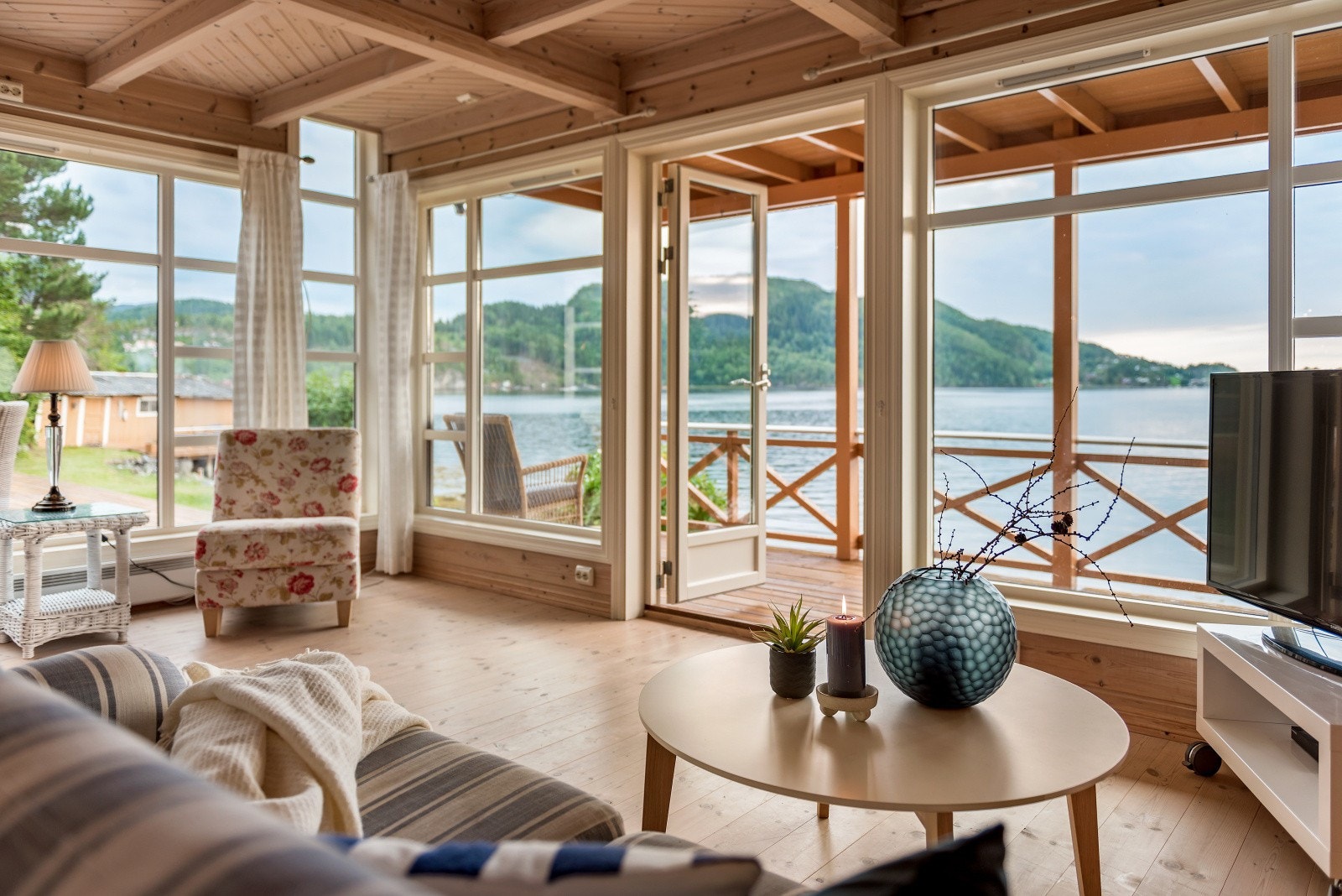 Like strålende utsikt fra innsiden av hytta. Galleribilde