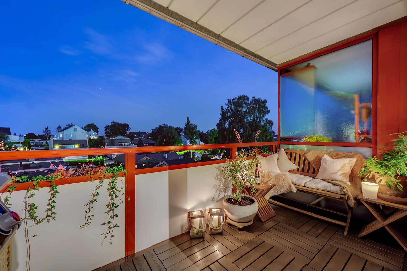 Lys og gjennomgående toppleilighet med 3 soverom og solrik balkong. Galleribilde