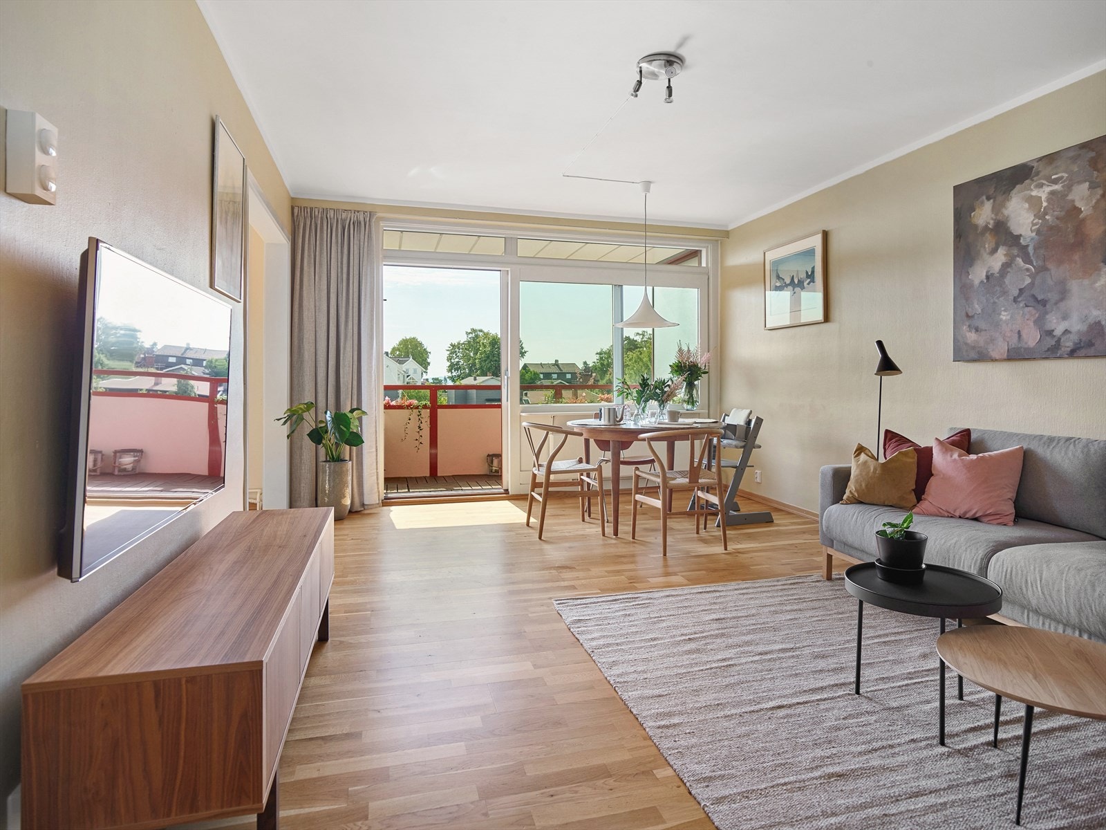 Lys og romslig stue med plass til flere soner. Galleribilde