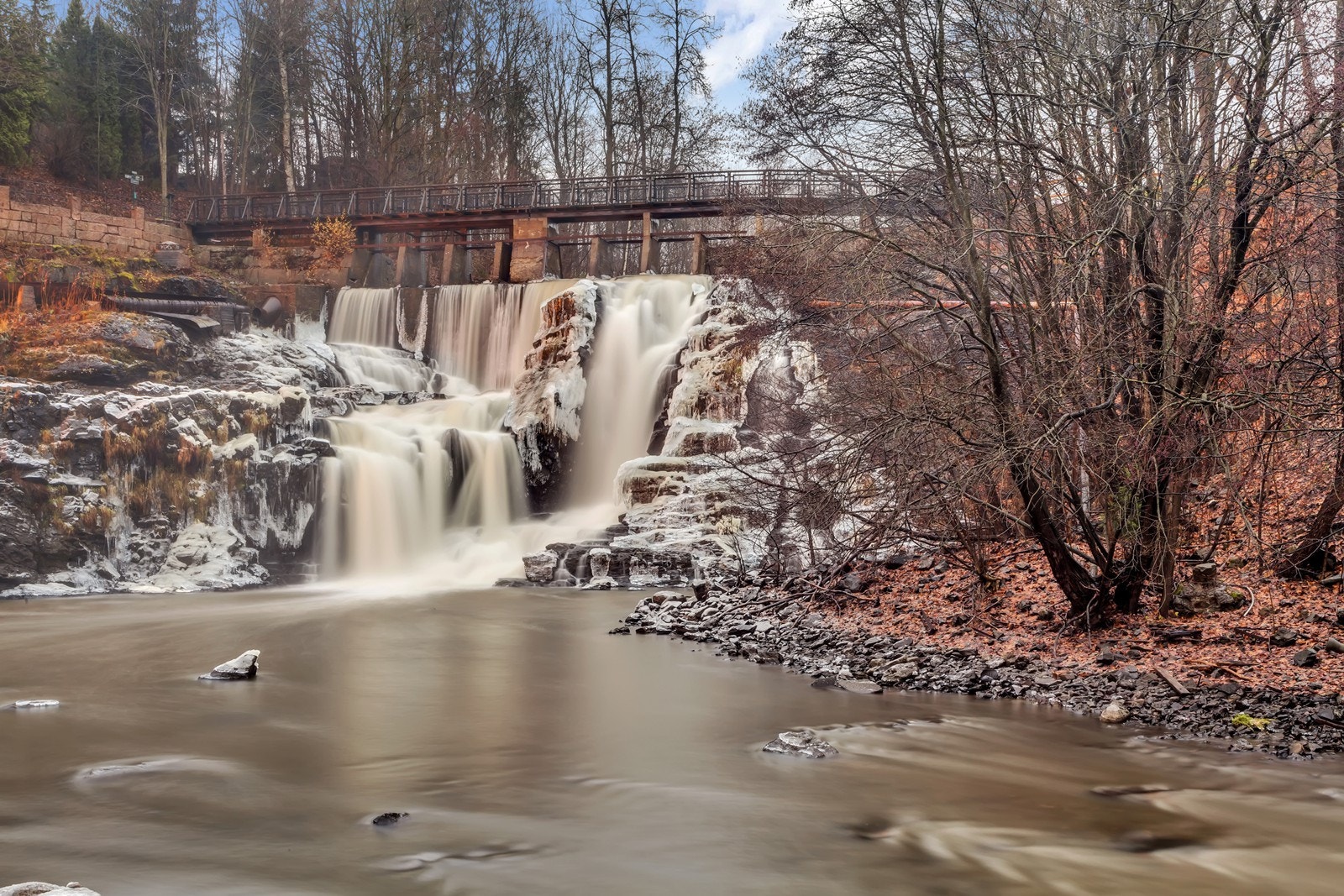 Fra leiligheten er det kort gangavstand til de herlige turstiene langs Lysakerelven, som går helt fra Lysaker til Bogstad. Galleribilde