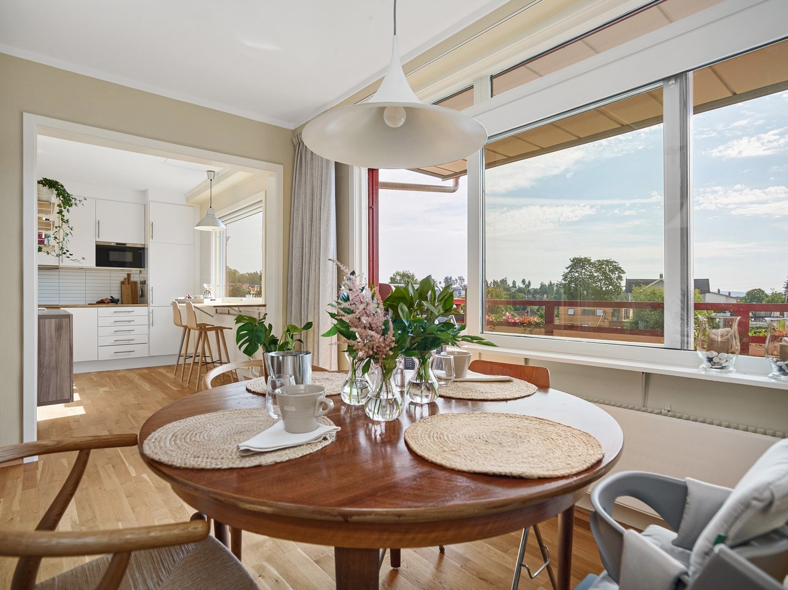 Store vinduer slipper mye lys inn i leiligheten. Galleribilde