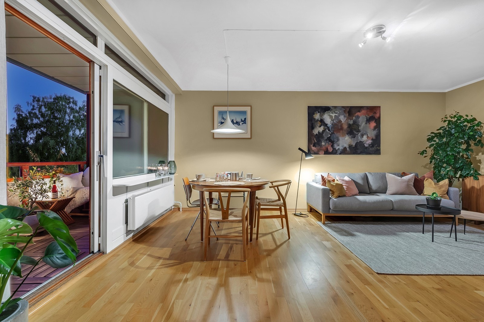 Store vindusflater gir mye lys og en god atmosfære. Galleribilde