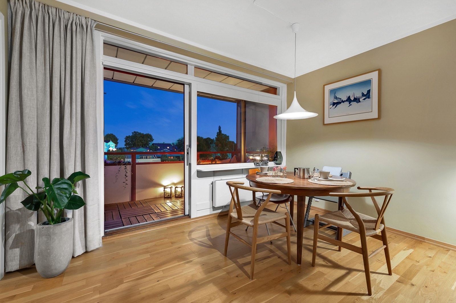 Spiseplass og utgang til balkong. Galleribilde