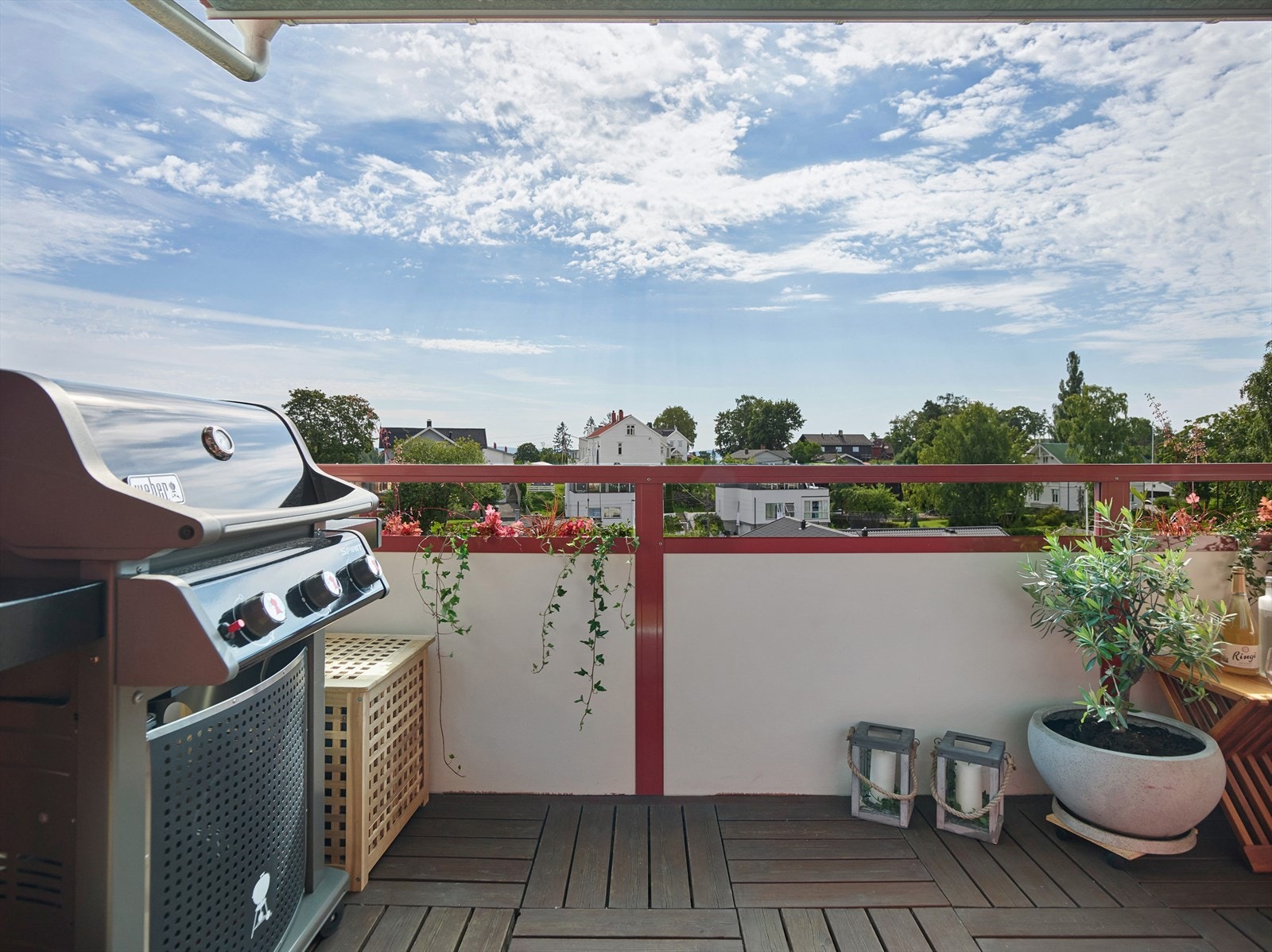 Balkong på 6,5 kvm med plass til sittegruppe og grill. Galleribilde