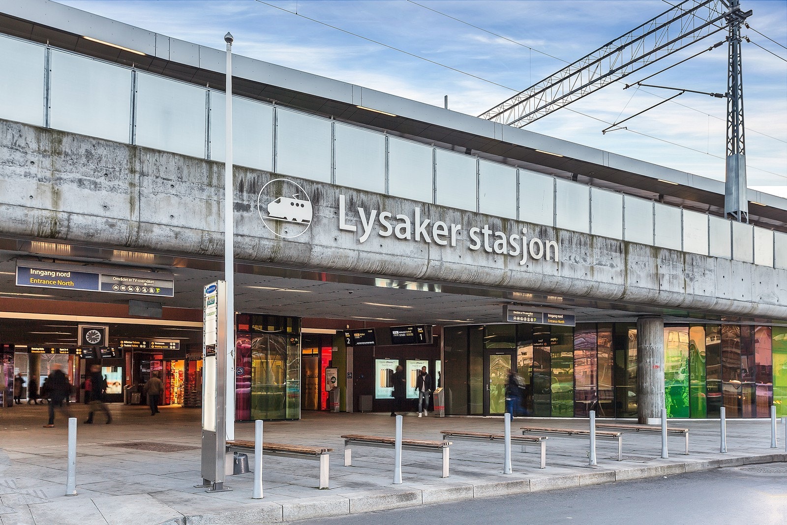Trikk og buss samt tog og flytog fra Lysaker stasjon. Galleribilde