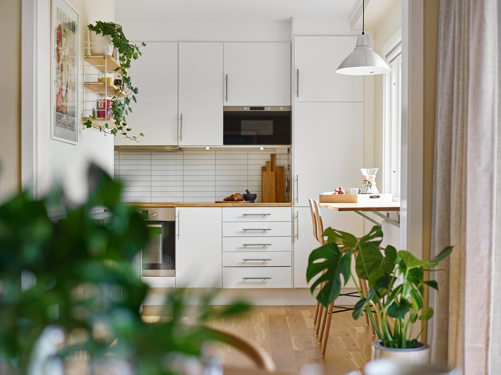 Integrert stekeovn, microbølgeovn, oppvaskmaskin og kjøle-/fryseskap. Galleribilde