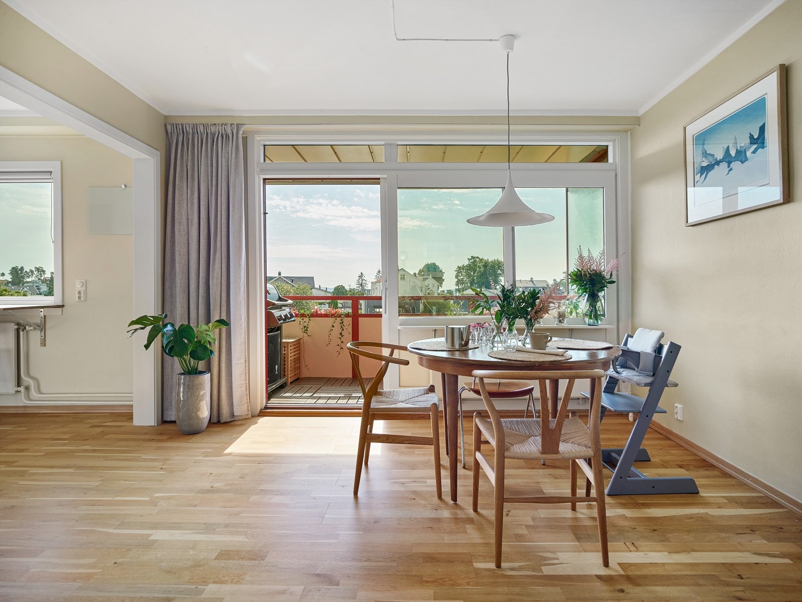 Lys og romslig stue. Galleribilde