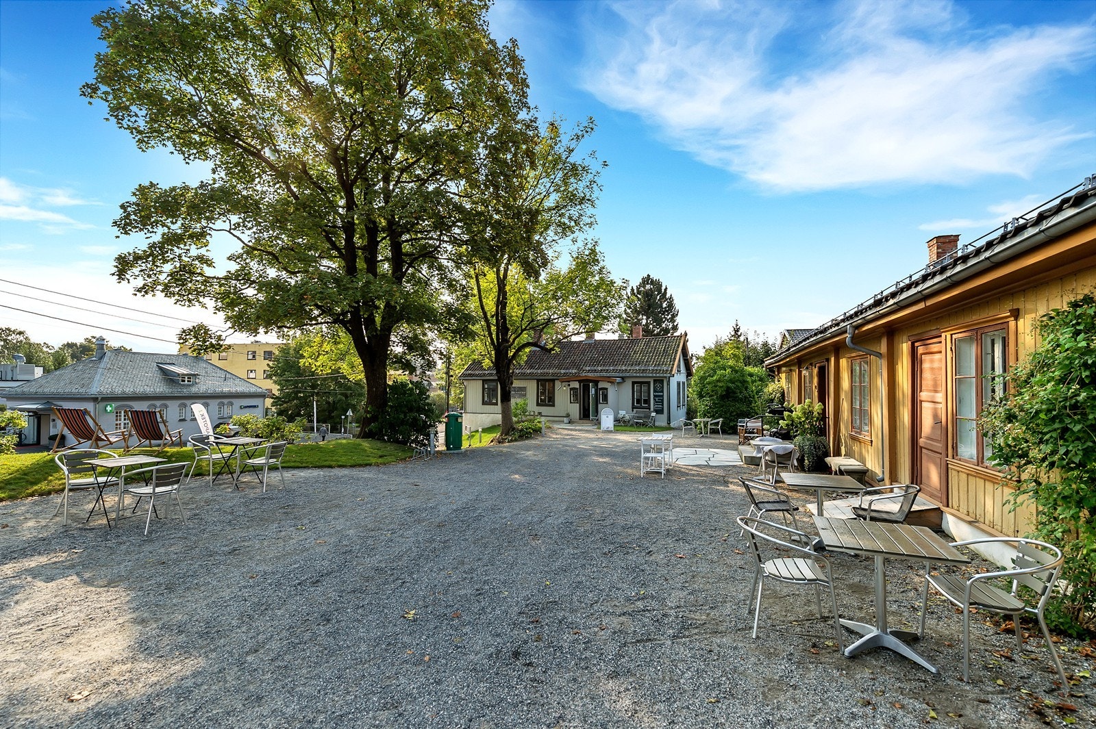 Leiligheten har en meget sentral beliggenhet. På Lilleakersenteret ligger Kiwi, interiørbutikken At Home og hyggelige kafé Grønn. På den andre siden av veien for senteret ligger klesbutikkene Woolland og Guttelus samt Schlägergården kafe. Galleribilde