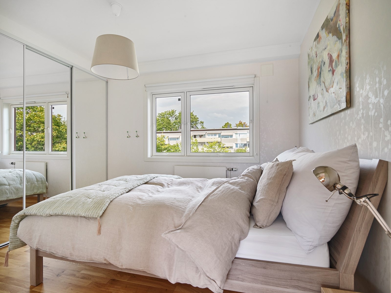 Stort hovedsoverom med plass til dobbeltseng og skyvedørsgarderobe med speilfronter. Galleribilde