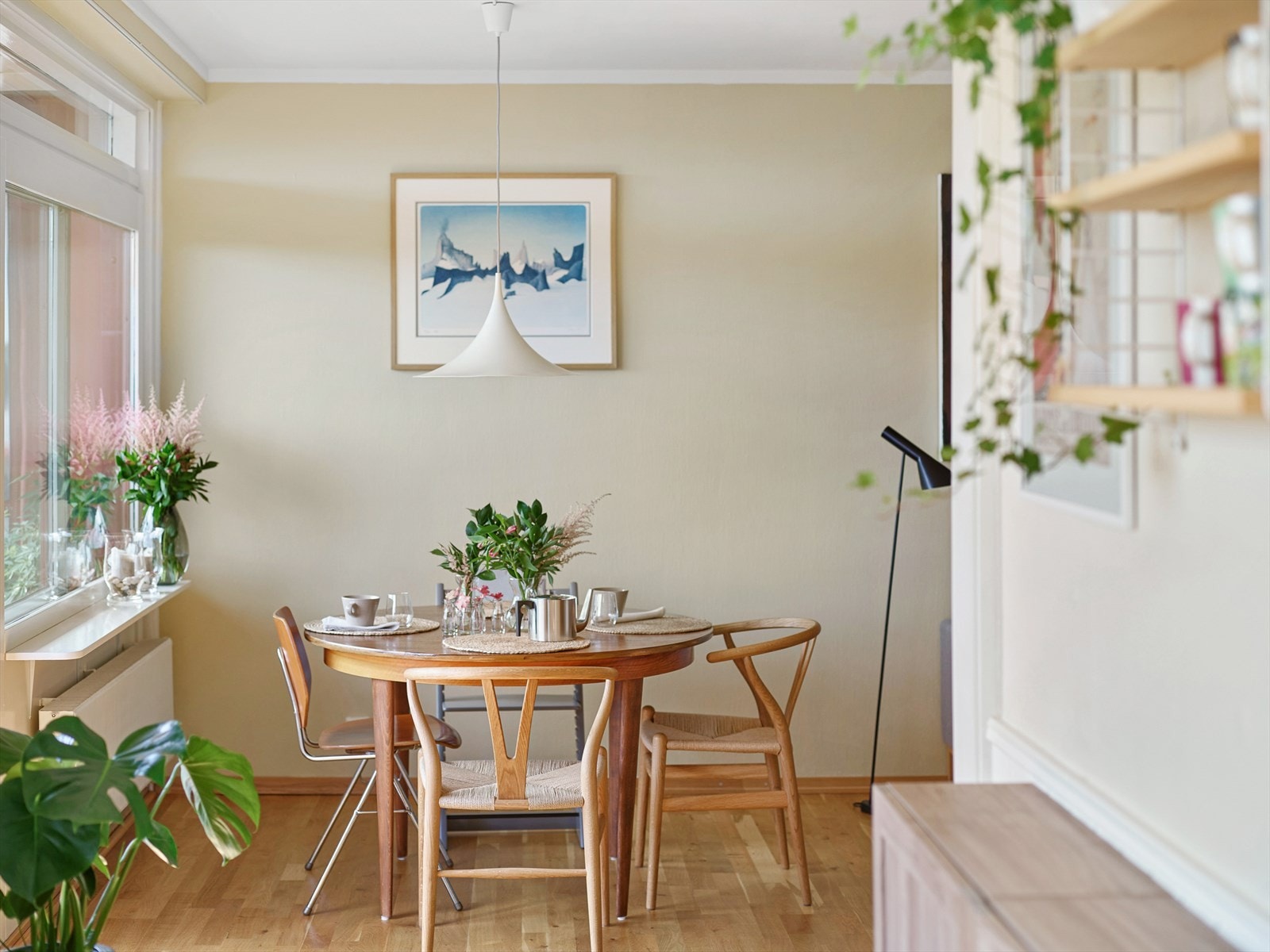 Hyggelig spiseplass i tilknytning til kjøkkenet. Galleribilde