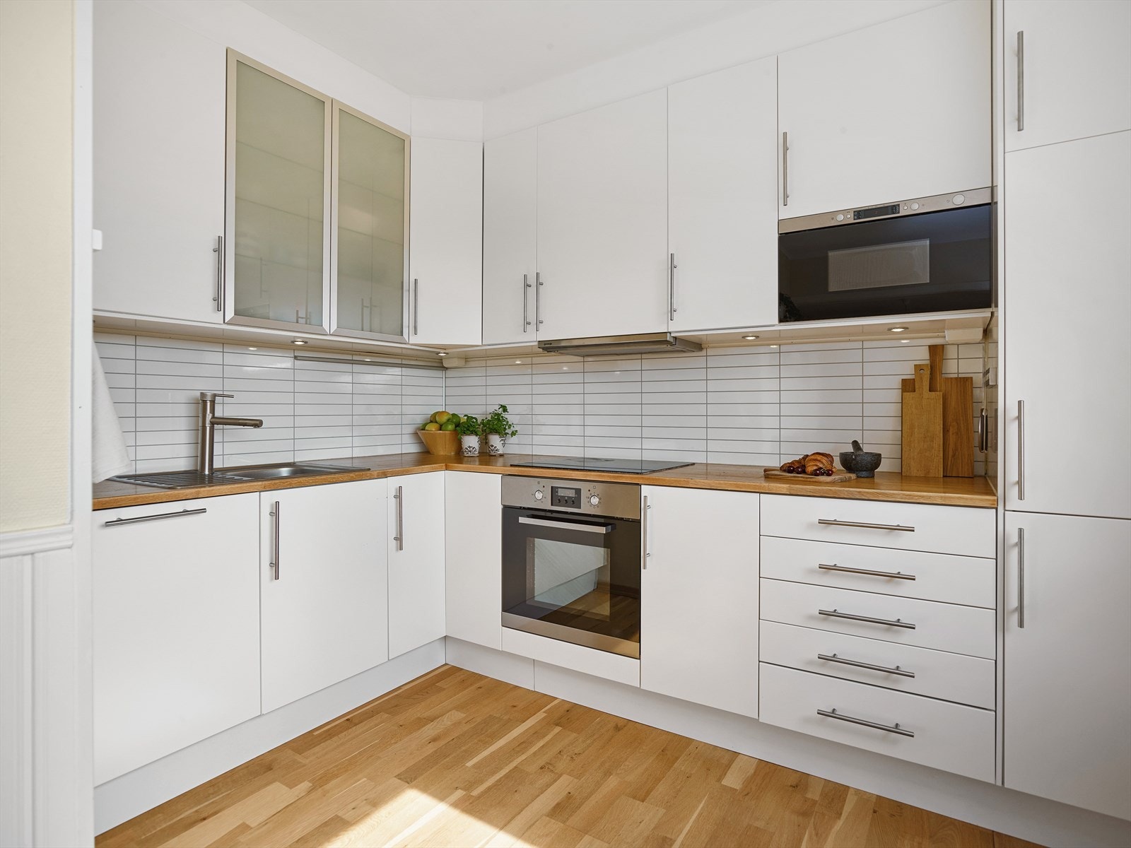 Lekkert kjøkken med integrerte hvitevarer. Galleribilde