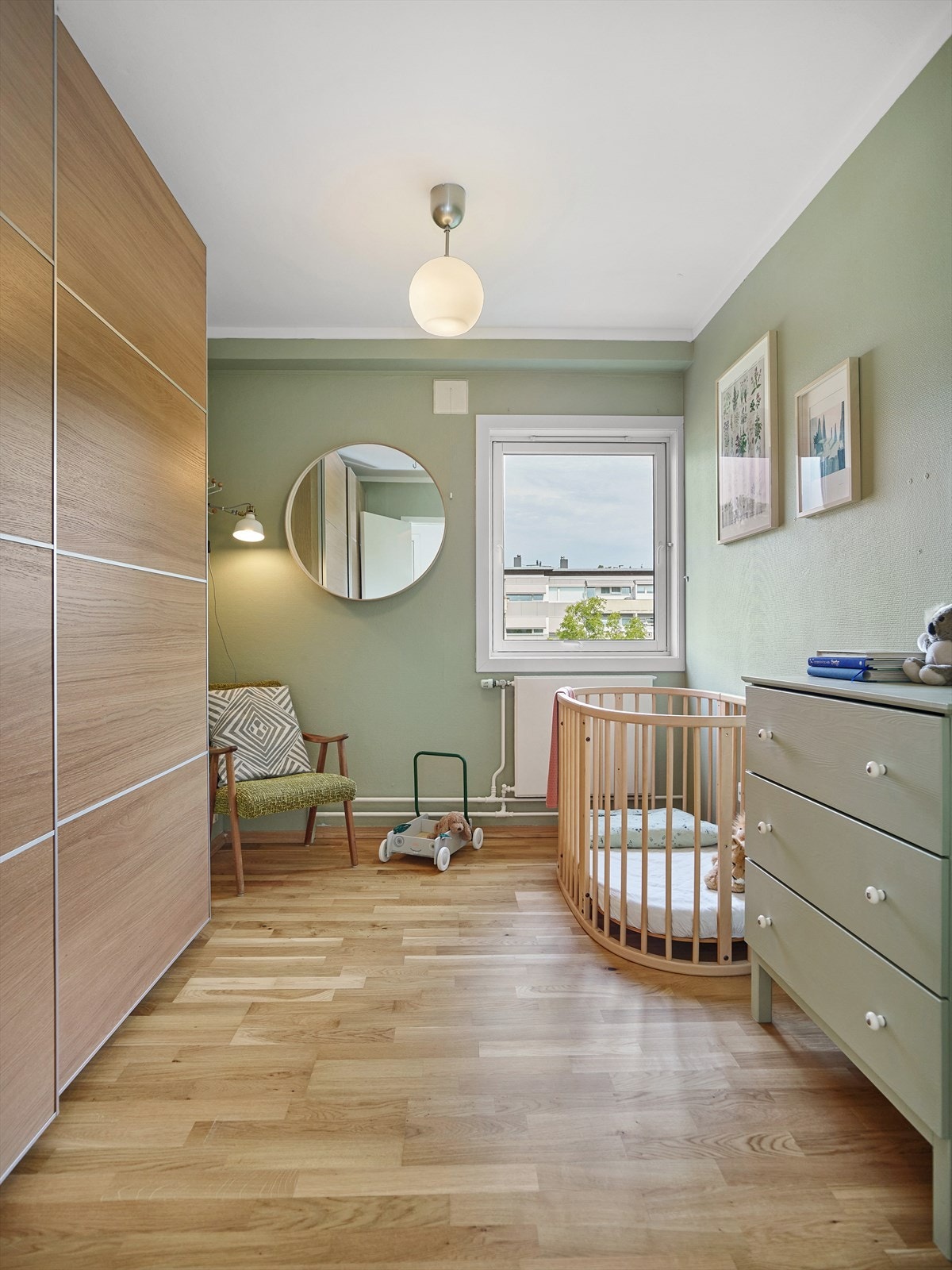 Soverom 2 med plass til seng og garderobe. Galleribilde