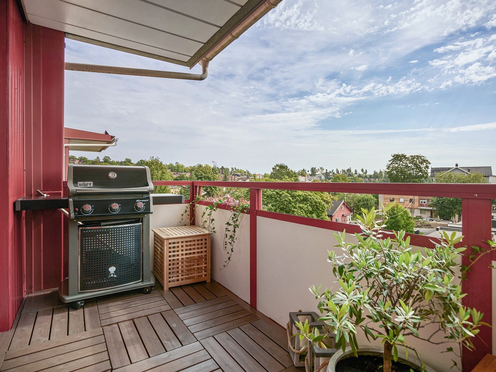 Fra stuen er det utgang til solrik balkong. Galleribilde