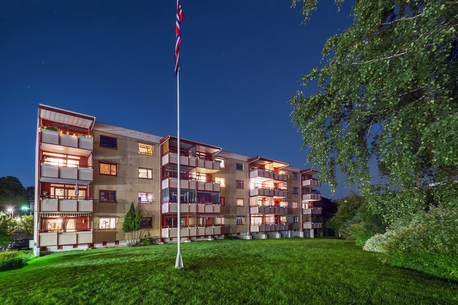 Fellesområder opparbeidet med plenarealer, trær, prydbusker, diverse beplantning, sittegrupper, biloppstillingsplasser og asfalterte internveier . Galleribilde