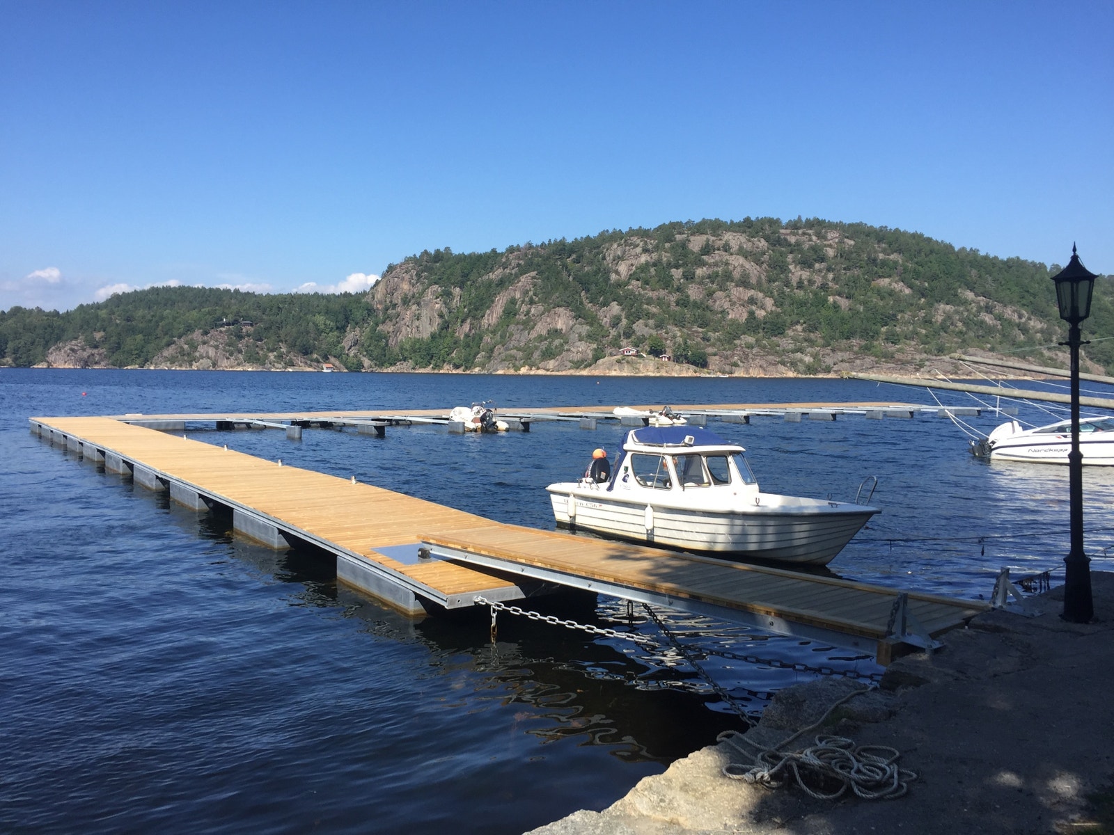 Det er båtplass tilhørende boligtomtene som tildeles etter hvert som tomtene selges. Båtplassene har 3 meter bredde. Galleribilde